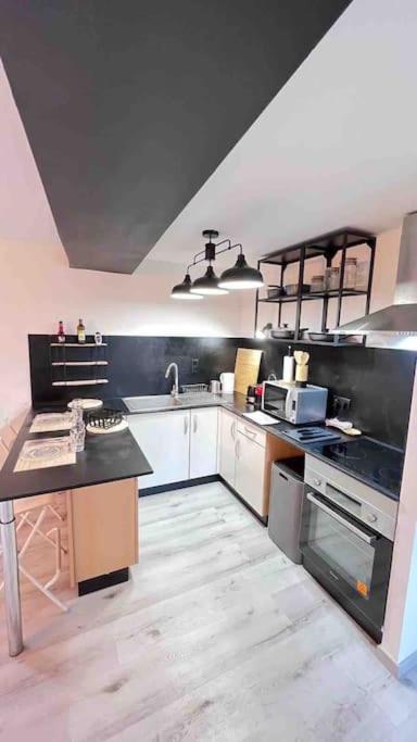Logement Moderne Au Coeur Du Village Saint-Georges-de-Luzencon Экстерьер фото
