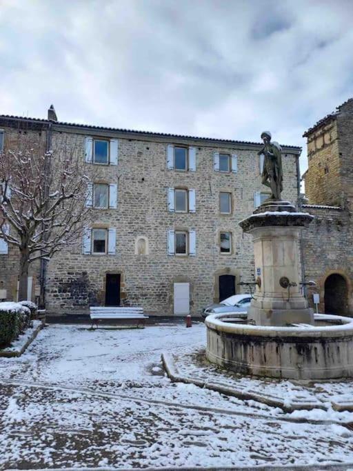 Logement Moderne Au Coeur Du Village Saint-Georges-de-Luzencon Экстерьер фото