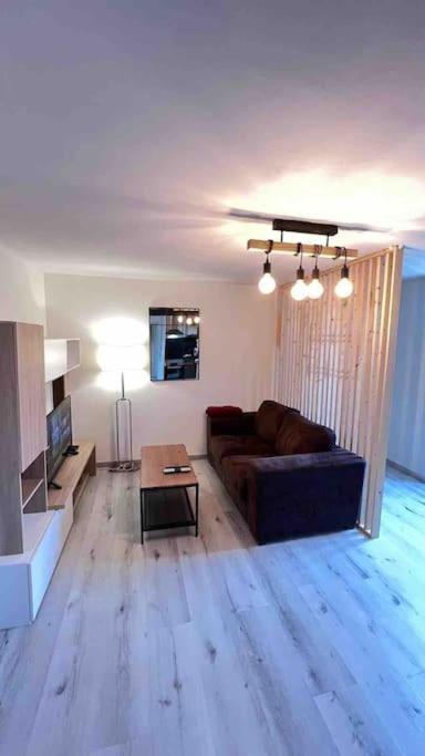 Logement Moderne Au Coeur Du Village Saint-Georges-de-Luzencon Экстерьер фото