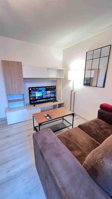 Logement Moderne Au Coeur Du Village Saint-Georges-de-Luzencon Экстерьер фото