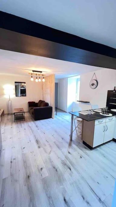 Logement Moderne Au Coeur Du Village Saint-Georges-de-Luzencon Экстерьер фото