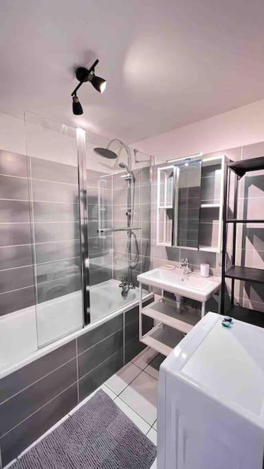Logement Moderne Au Coeur Du Village Saint-Georges-de-Luzencon Экстерьер фото